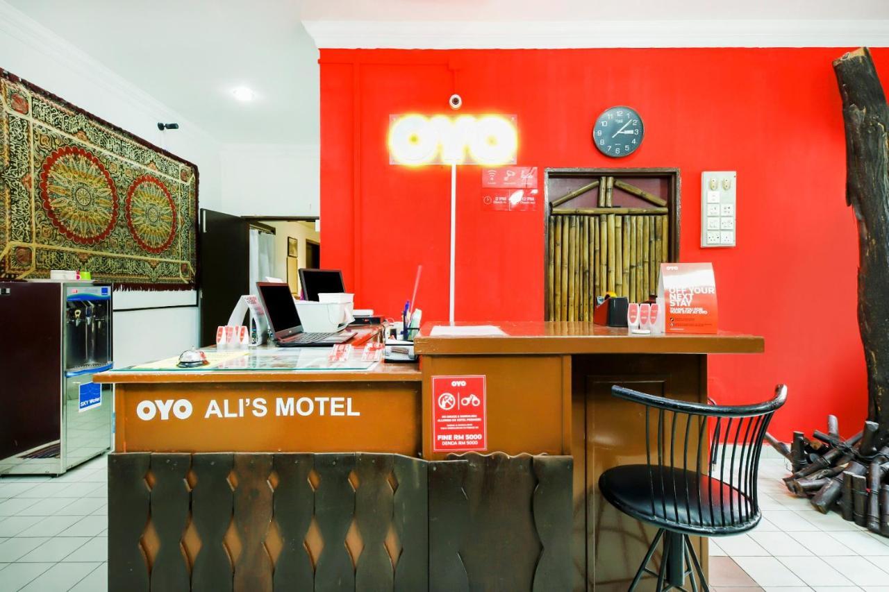Oyo 1093 Ali'S Motel Телук Баханг Екстериор снимка